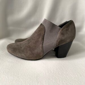 Vaneli Size 9 Suede Gray Bootie